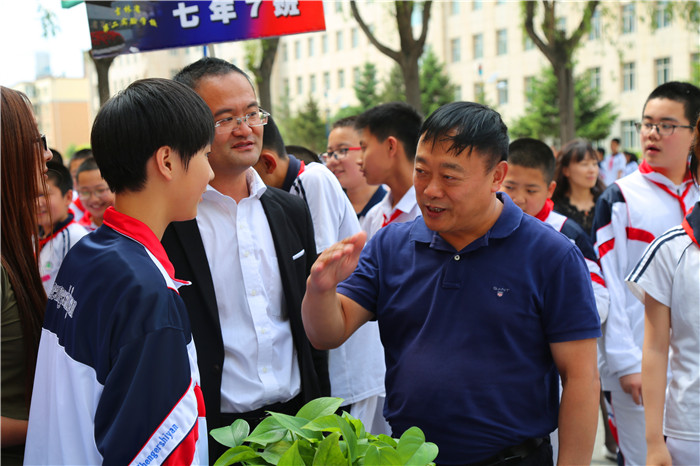 3.校黨委王洪杰書記和學(xué)生交流生物科學(xué)實驗結(jié)果.jpg