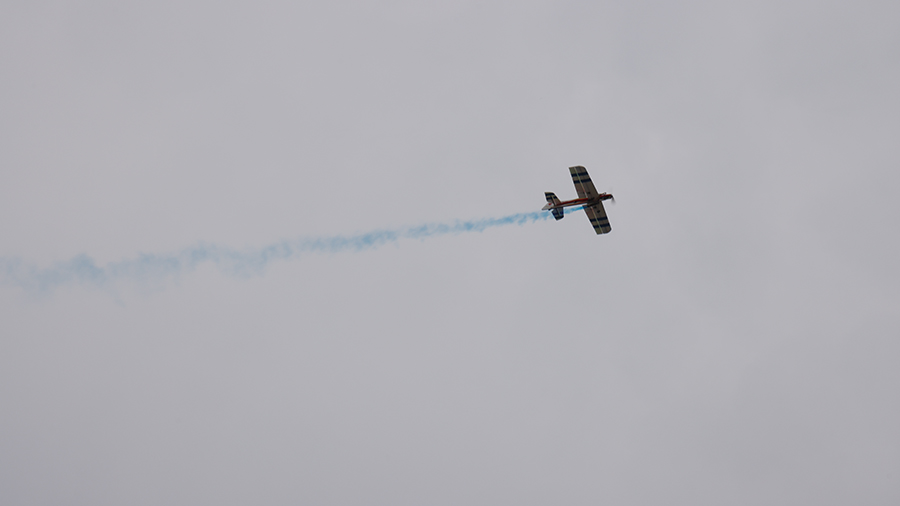 1 田徑操場上空彩煙固定翼飛機飛行表演.JPG